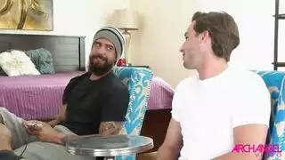 فتى متمرد يملأ أم صديقه بالسائل المنوي في فيلم إباحي