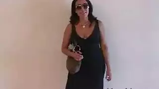 كانت تنتظر فقط التخلي عن ملابسها الطويلة ومشاهدتها