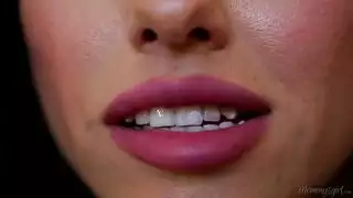 عاهرة عسكرية تمص وتأخذ سائل منوي على موقع أفلام