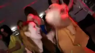 تصريف سحري للسائل: مص الشريك حتى النهاية على الأرض