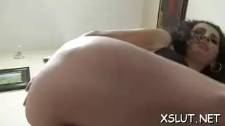 شقراء مغرية تنزل على ركبتيها من أجل قضيب صديقها الصلب