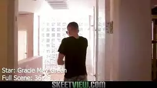سكس لابسه اخضر وبنطلون جينز