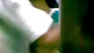 يتصفح للإباحية المجانية ويبلل قضيبه