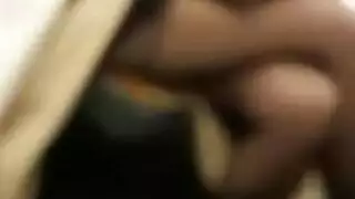 رئيس ريفي يثبت زوجة الصديق الشبقية في قميص نومها نيك إكس إكس إكس كامل