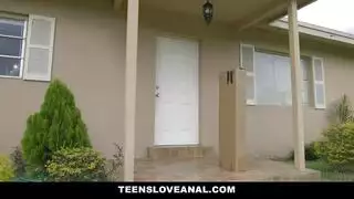 تأخذه بعمق عندما يقذف قضيبه مؤخرتها