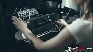 آريا تريده عميقًا وقذرًا