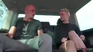 هذه الكلبة الشقية تتوق لعملية جماع جماعي صارم