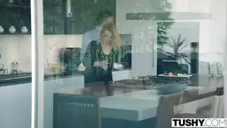 ملكة الشرج الشقراء تأخذ قضيبًا صلبًا في مؤخرتها