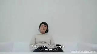 مصّة إكس إكس إكس: فمها مليء بقضيب صلب