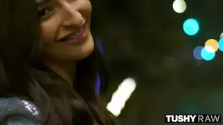 ثقوبها الصغيرة الضيقة تتمدد بواسطة قضيب ضخم