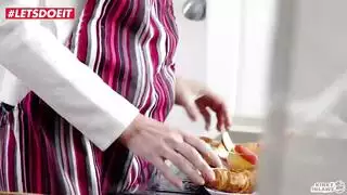 عاهرة أنيقة تأخذ قضيبين في وقت واحد