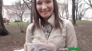 إباحية حميمة: سمراء خبيرة في جنس رطب وشغوف