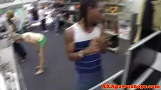خمسة فتاة دلوهم كبير جداً مع واحد رجل
