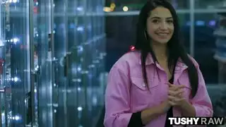 قضيب سميك يخترق ثقبًا صغيرًا