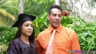 تلميذة مشاغبة تتخطى حفل التخرج لسرير زوج أمها