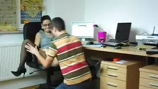 ممارسة جنسية مكتبية يومية على مكتبه