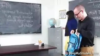 طالب ينيك طالبه من وره