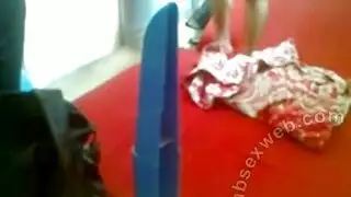 زب عربي كبير يوسع كس مبلل بينما ترتج بزازه بشدة