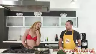 طباخة عارية تأخذ قضيبًا كبيرًا