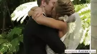المراهق المشاغب ، نيكول أنيستون وسيلفيا سايج يقضيان علاقة ثلاثية مع رجل يحبه كثيرًا