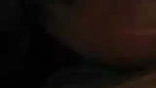 شقراء ناضجة تبلع قضيبًا اصطناعيًا ضخمًا في فيلم إبادي منفرد