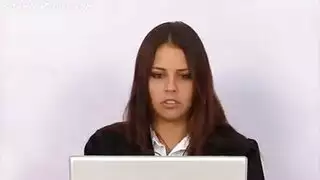 مكافأة الرئيس: تدريب الحلق يليه قذف داخل المهبل على الكرسي التنفيذي
