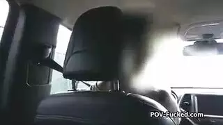 سائق شاب ثمل يلبي احتياجات راكب مثار جنسياً