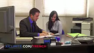 لانا العاهرة في المكتب تأخذ وجهها يُنادى وتنكّب بقوة في كسها الضيق