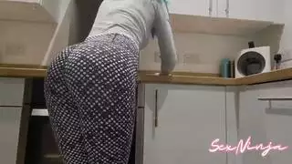 من التنظيف إلى الصراخ: قضيبه يفاجئها في منتصف المهمة