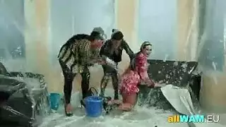 جنس خشن في المقعد الخلفي مع شابين مثارين وحاجة للنيكوتين