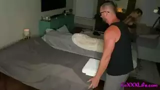 يداعبها حتى تتعذب ويتركها