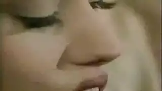 تشارلي تمارس الجنس الشرجي على المسرح مع جمهور من كبار الشخصيات
