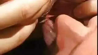 مثلية ثلاثية على الأريكة مع لعق فرج مزدوج