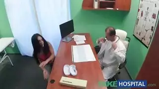 كنت اعوم ودخل عليا اخي يحويني