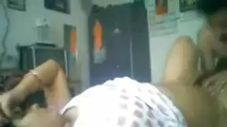 جلسة جنسية جامحة لربة منزل هندية: الزوج يصورها وهي تمارس الجنس
