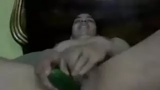 فيديو إكس إكس إكس: كس جائع يُحشى بخيار ضخم جداً