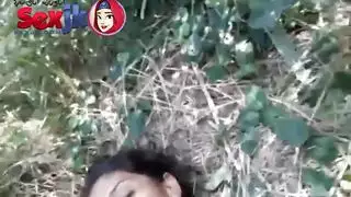 جنس صريح في الهواء الطلق: فتاة هندية تأخذه للخارج