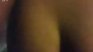 أب ثمل يضرب طيز سونيا المشدودة بوضعية الكلب