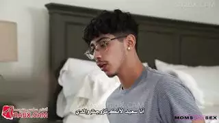 زوجة الأب تُعلّم ابن الزوج: درس إباحي في تحقيق التخيلات