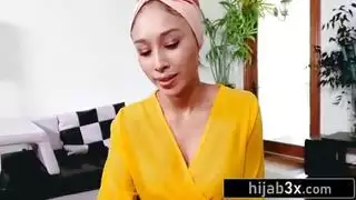 جنس جماعي صريح: عاهرة محجبة وأختها الزوجية الجديدة تتشاركان السائل المنوي