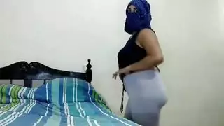 مصرية محجبة تمارس العادة السرية بعصارة مثيرة على الكاميرا