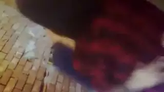 صديق وحشي يهيمن على خطيبته في مداعبة صريحة