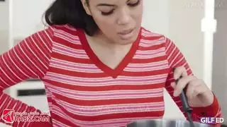 عاهرة ناضجة تتوسل لممارسة جنس ثلاثي خشن