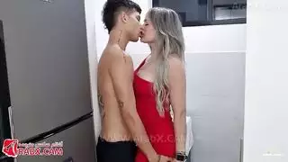 أم جذابة تتوسل من أجل قذف منوي ضخم على خديها