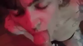 مراهقة تدفع لها مقابل جلسة لسان و مص مكثفة