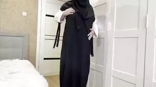 زوجة الأب ترتدي جوارب نايلون وتخدم قضيب ابن الزوج الصلب