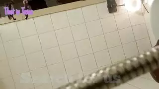 جنس جبلي جامح مع عاهرات يرتدين الجلود وألعاب كبيرة