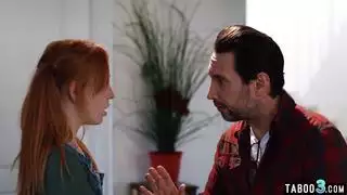 مراهقة شقراء بريئة تمارس الجنس المزدوج في تمثيل دور محرم لزوجة الأب