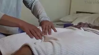 حركة يدوية إثيقة وبلع عميق ينتهي بهزة جماع صاخبة