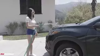 جليسة الأطفال اللاتينية ذات الشعر تأخذ قذفاً على الوجه وداخلها